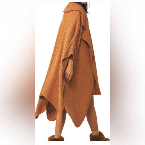 SAACHI poncho jacket - Picture 1 of 3